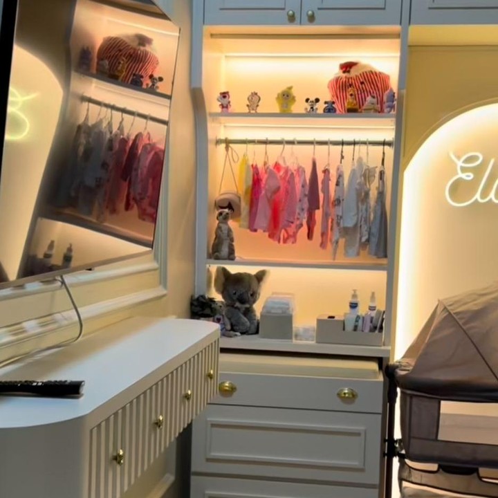 <p>Jika melihat ke sudut dekat TV, terdapat sebuah lemari khusus untuk <em>Baby</em> Elara yang dilengkapi dengan berbagai pajangan cantik. Kamar ini didominasi dengan warna putih yang memberikan kesan bersih dan nyaman. Suasananya juga terasa <em>warm</em> berkat pencahayaan lampu yang berasal dari bagian lemari tersebut. (Foto: Instagram @_ummi_pipik_)</p>