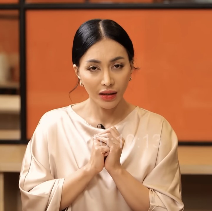 <p>Perlu diketahui, Denada sebelumnya telah memberikan pernyataan resmi di mana ia akhirnya mengakui Ressa sebagai putra kandungnya. Penyanyi 47 tahun ini juga sempat mengungkap keinginannya untuk bertemu dengan Ressa. "Sebenarnya ingin ketemu itu karena aku tahu banyak mungkin yang ingin Ressa tanyain ke aku. Sebagaimana yang pernah Ressa sampaikan ke aku. Aku juga banyak yang kepengin aku ceritakan ke dia. Tapi kan selama ini ketemunya masih belum terlaksana," kata Denada beberapa waktu lalu, dikutip dari <em>detikhot</em>. (Foto: Channel YouTube Feni Rose)</p>