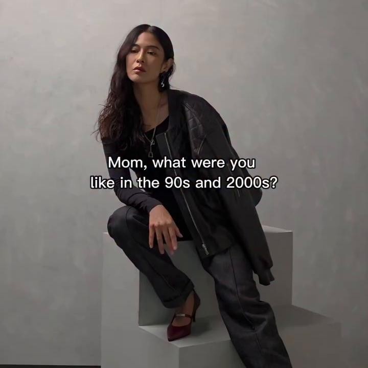 <p>Hal tersebut diketahui langsung melalui sebuah video kompilasi foto-foto lawasnya yang diunggah di akun Instagram pribadi. Sang artis tampak mengikuti trend, &lsquo;<em>Mom, what were your like in the 90s and 2000s</em>?&rsquo; (Ibu, seperti apa Ibu di tahun 90-an dan 2000-an?).&nbsp;(Foto: Instagram @therealdisastr)</p>