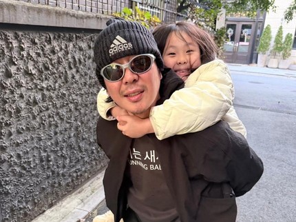 Haha Si Bintang Running Man Rela Berhenti Merokok Demi Sang Putri yang Sakit Langka