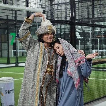 7 Potret Fashion 'Nyeleneh' Hesti Purwadinata & Suami Pakai Gamis Saat Main Padel