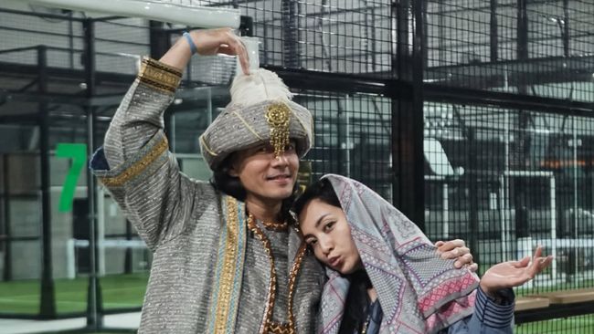 7 Potret Fashion Nyeleneh Hesti Purwadinata dan Suami Pakai Gamis Saat Main Padel