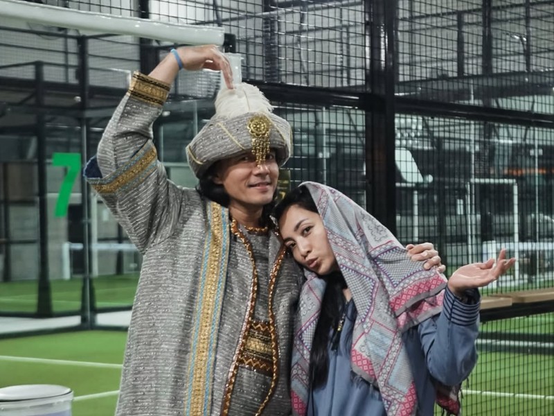 7 Potret Fashion 'Nyeleneh' Hesti Purwadinata & Suami Pakai Gamis Saat Main Padel