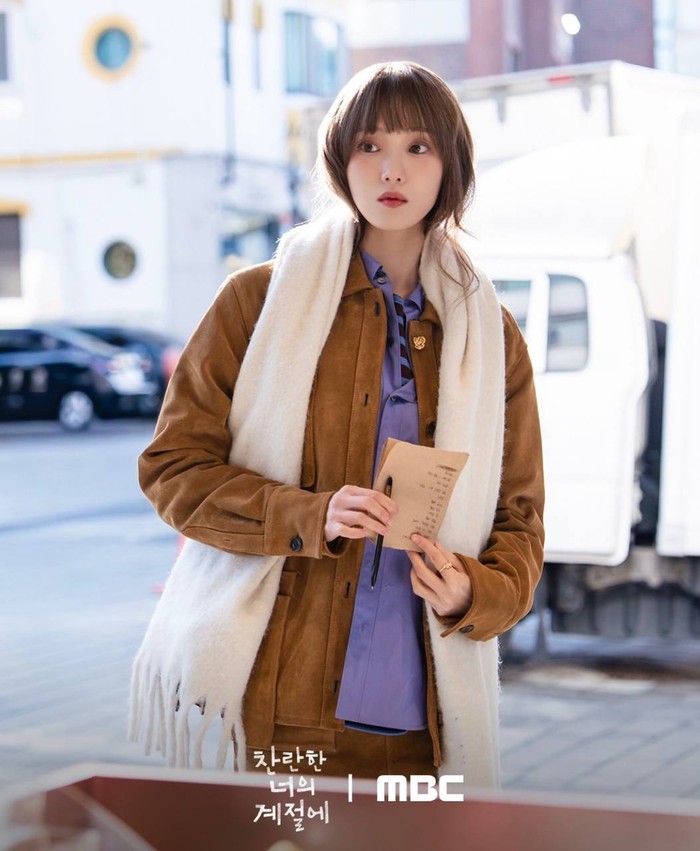 Ia menggunakan kemeja biru yang dibalut dengan jaket cokelat dengan celana berwarna senada, kemudian menambahkan syal tebal sebagai pemanis penampilannya di musim gugur/ Foto: Instagram.com/mbcdrama_now