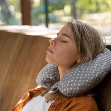 Cara Benar Pakai Bantal Leher agar Tidak Pegal Selama Perjalanan Mudik