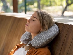 Cara Benar Pakai Bantal Leher agar Tidak Pegal Selama Perjalanan Mudik