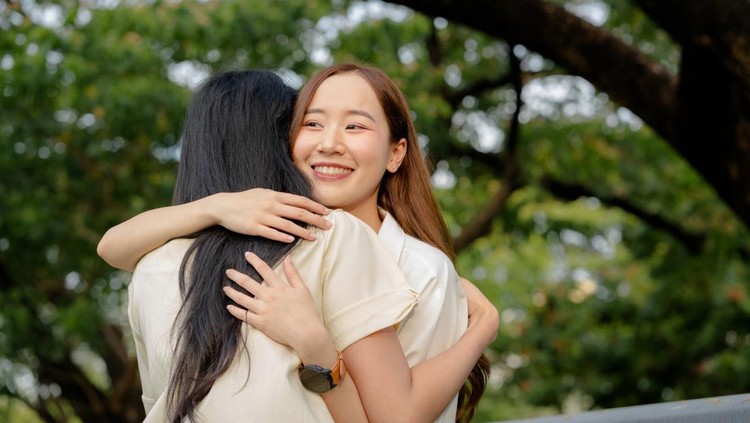 ilustrasi Perempuan Berpelukan