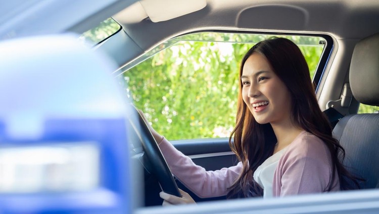 Ilustrasi Perempuan Mengendarai Mobil