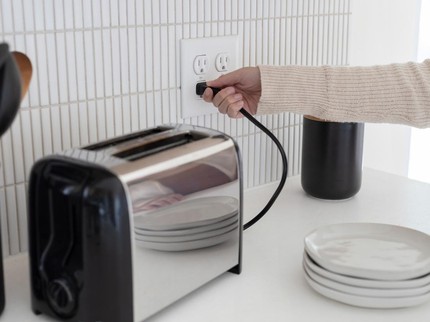 6 Barang Elektronik yang Harus Dicabut Sebelum Tidur demi Keamanan & Hemat Energi