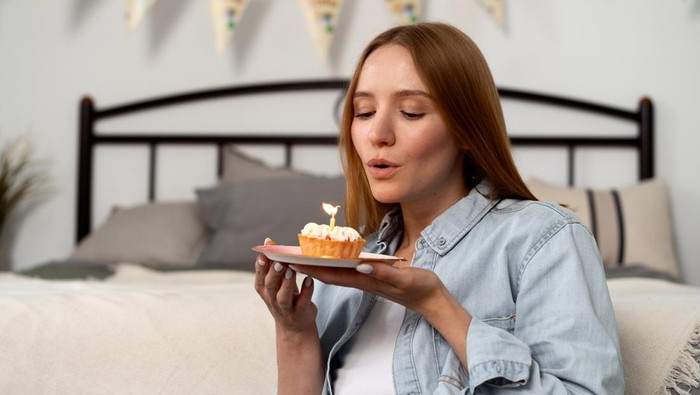 5 Ciri Kepribadian Orang yang Suka Menyendiri di Hari Ulang Tahunnya