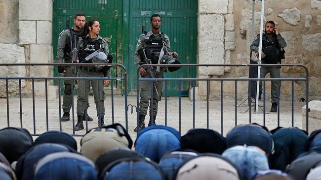 Ratusan warga Palestina melaksanakan salat Idulfitri di pinggir jalan sekitar kompleks Masjid Al Aqsa, Jumat (20/3).