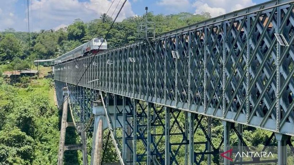 Sensasi Mudik Lewati Jembatan Rel Kereta di Cirahong Tasikmalaya