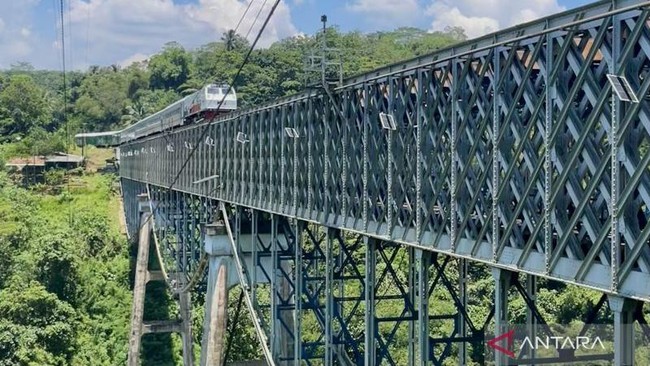 Pemudik sepeda motor memilih jalur alternatif Jembatan Cirahong di Tasikmalaya untuk menghindari kemacetan saat arus mudik Lebaran.