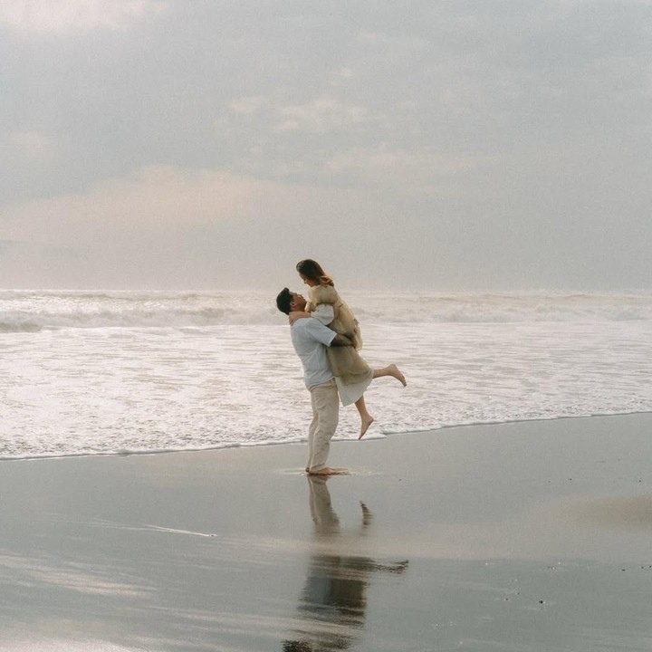 <p>Bunda empat anak ini mengaku bersyukur telah dipertemukan dengan sang kekasih dan berkomitmen akan menjalani kehidupan bersamanya. &ldquo;Aku bersyukur bahwa Tuhan telah membawamu ke dalam hidupku, dan aku tidak sabar untuk menghabiskan sisa hidupku bersamamu. Aku akan selalu memilihmu, sekarang dan selamanya,&rdquo; ungkap Joanna.&nbsp;(Foto: Instagram @joannaalexandra)</p>