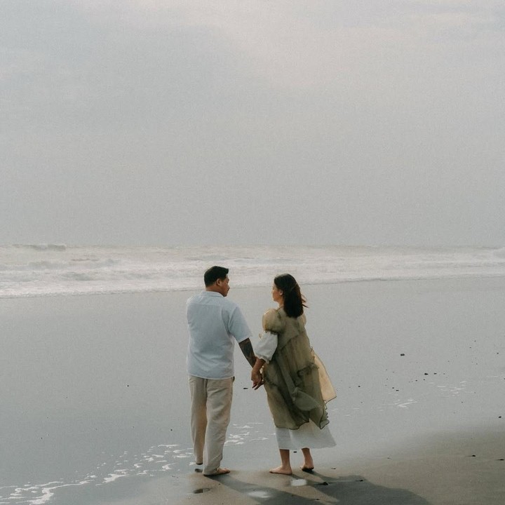 <p>Momen istimewa tersebut semakin terasa hangat setelah Joanna membagikan foto <em>prewedding</em> mereka di akun Instagram pribadinya. Dalam unggahan tersebut, pasangan ini memilih latar tepi pantai yang menghadirkan suasana romantis.&nbsp;(Foto: Instagram @joannaalexandra)</p>