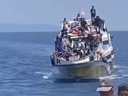 Heboh Kapal Pemudik Miring Saat Hendak Sandar di Pelabuhan Tomia Wakatobi