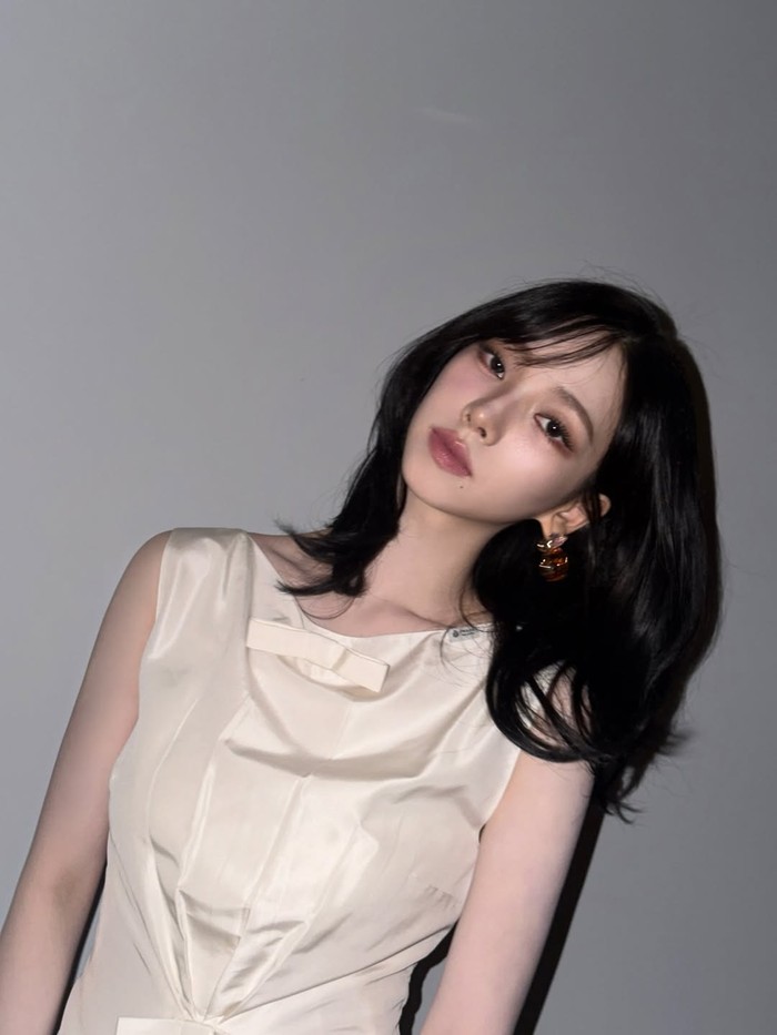 Karina aespa dikenal dengan visual futuristik dan aura karismatik. Sebagai Aries, ia menunjukkan kepercayaan diri yang kuat di setiap penampilan./ Foto: instagram.com/katarinabluu