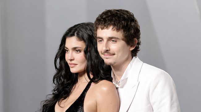Kakak perempuan Timothee Chalamet dinilai tidak memberikan gestur ramah yang tulus terhadap pacar adiknya, Kylie Jenner, di Oscar 2026.