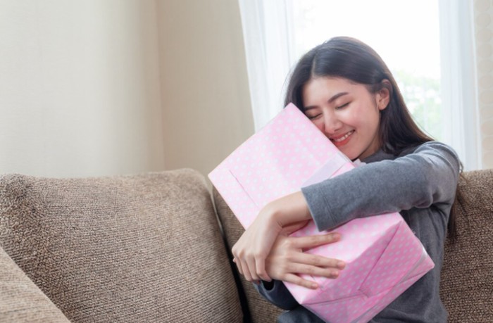 Libra dikenal sebagai zodiak yang romantis dan menyukai gestur manis. Hadiah kecil yang diberikan dengan penuh perhatian bisa sangat berarti bagi Libra./ Foto: freepik.com/jcomp