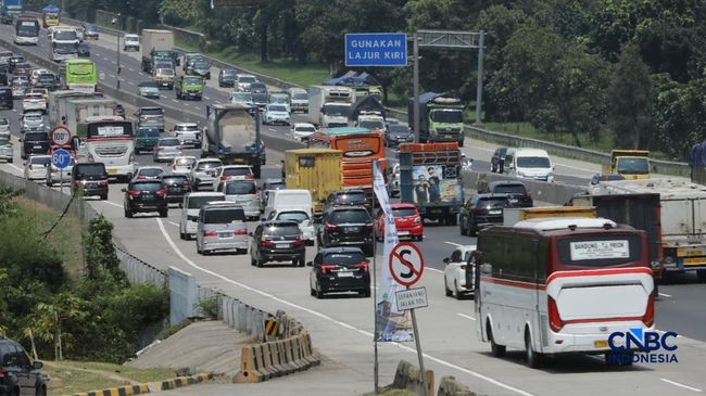 Memasuki H-5 Lebaran, arus mudik di Tol Jakarta-Cikampek (Japek) km 48, mulai menunjukkan peningkatan volume kendaraan yang signifikan, Selasa (17/3/2026) siang. (CNBC Indonesia/Tri Susilo)