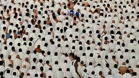 FOTO: Merapal Doa dalam Sunyi Malam Qiyamul Lail di Masjidil Haram