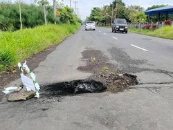 Siswi SD di Minahasa Tewas Usai Jatuh dari Motor gegara Jalan Berlubang