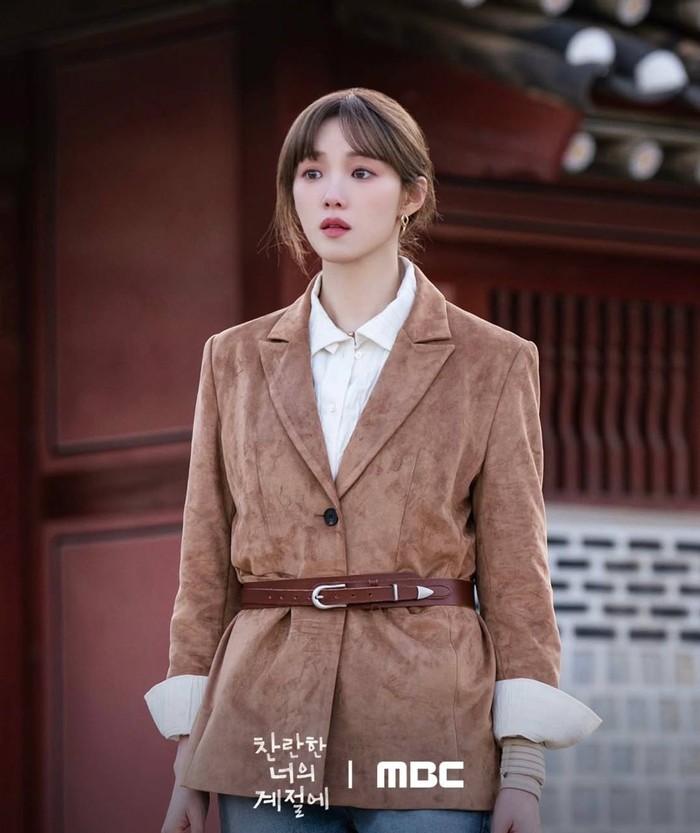 Mode profesional yang lebih santai, ia menggunakan kemeja yang dibalut dengan jaket blazer berwarna cokelat dan menggunakan celana jeans. Untuk statement, ia juga menggunakan belt/ Foto: Instagram.com/mbcdrama_now