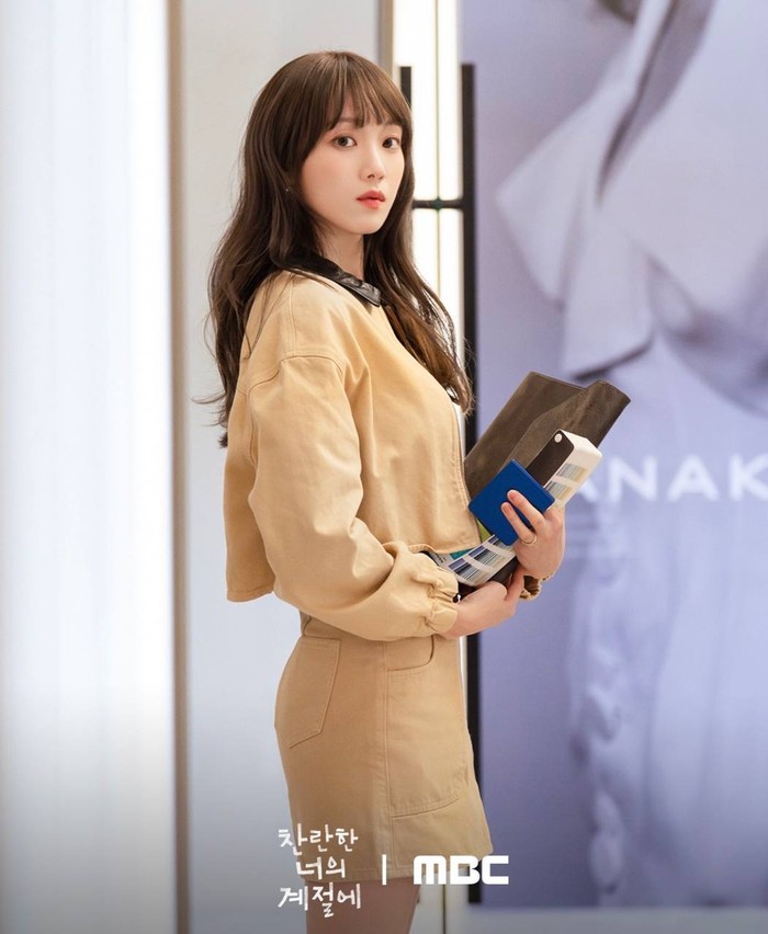 Ngantor dengan penampilan yang kece, Lee Sung Kyung menggunakan setelan one set jaket dan rok berwarna kuning yang terlihatnya tampak sophisticated/ Foto: Instagram.com/mbcdrama_now