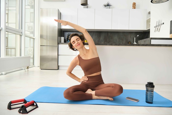 Olahraga ringan. Olahraga membantu meningkatkan kinerja organ tubuh agar lebih optimal/ Foto: freepik.com/ Benzoix