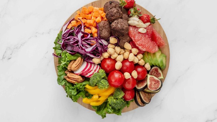 Konsumsi nutrisi penting seperti protein, lemak, dan sayur/ Foto: freepik.com/ Freepik