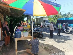 Berkah Pedagang Musiman di Tengah Antrean Pemudik Menuju Pelabuhan Gilimanuk