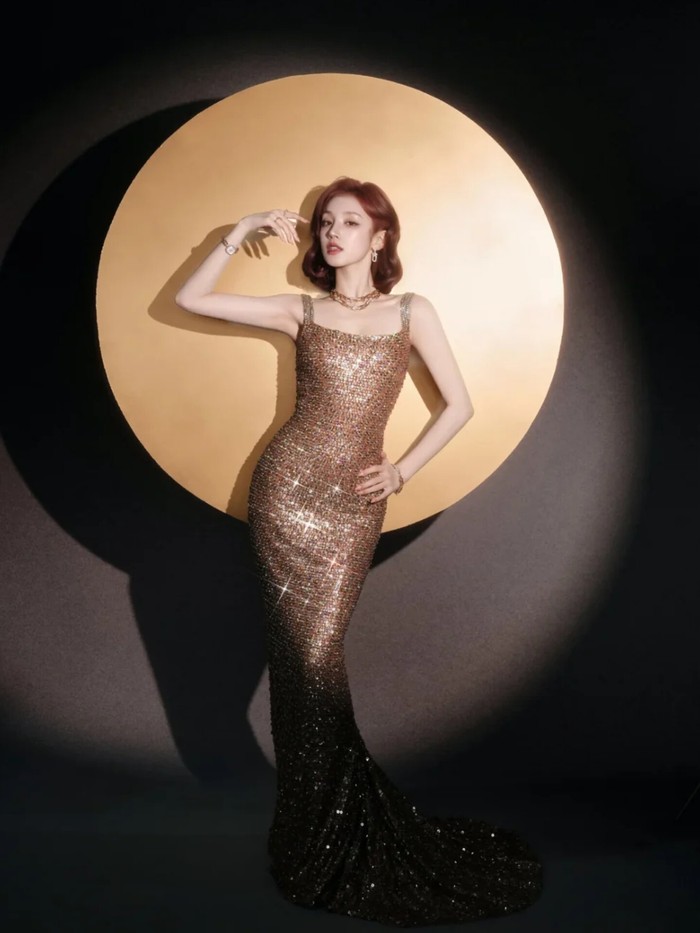Pemotretan perdana Yuqi bersama Tiffany & Co. sukses menyita perhatian publik dalam sekejap, Beauties. Penampilannya bersinar bagaikan bintang retro legendaris di masa lalu yang tak lepas dari sorotan kamera./ Foto: allkpop.com