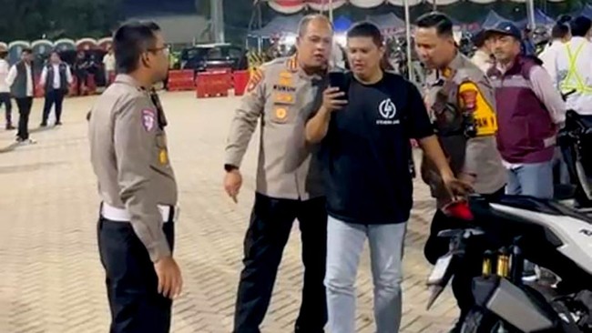 Seorang pemudik di Pelabuhan Ciwandan menerima kabar duka ibunya meninggal saat menunggu kapal.