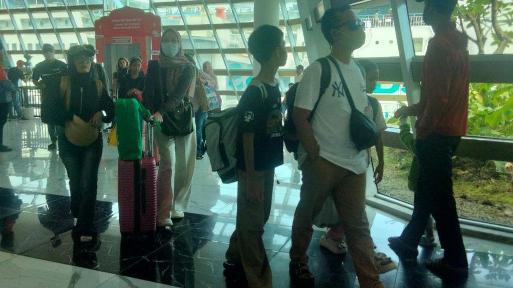 Geliat Pemudik Jalan Kaki Asal Pulau Jawa Tiba di Pelabuhan Bakauheni