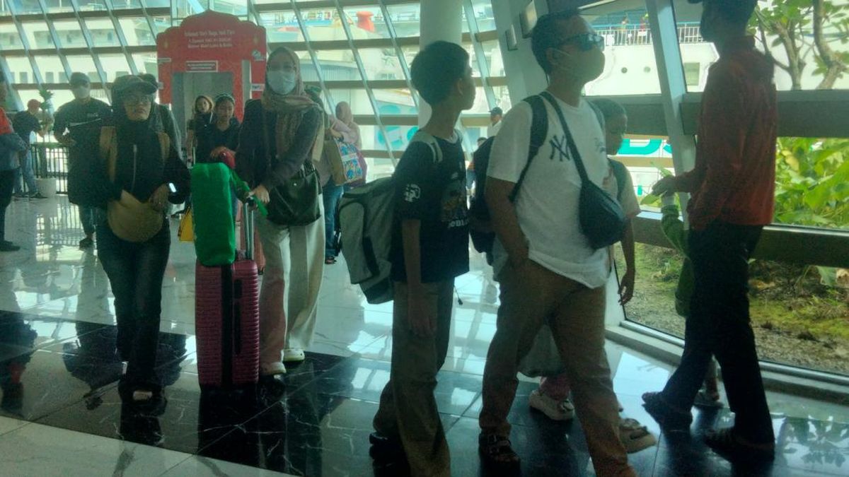 Geliat Pemudik Jalan Kaki Asal Pulau Jawa Tiba di Pelabuhan Bakauheni