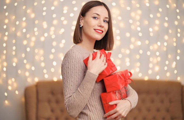 Pisces dikenal sebagai zodiak yang romantis dan penuh imajinasi. Hadiah yang personal atau penuh makna biasanya sangat menyentuh hati mereka./ Foto: freepik.com/ArthurHidden