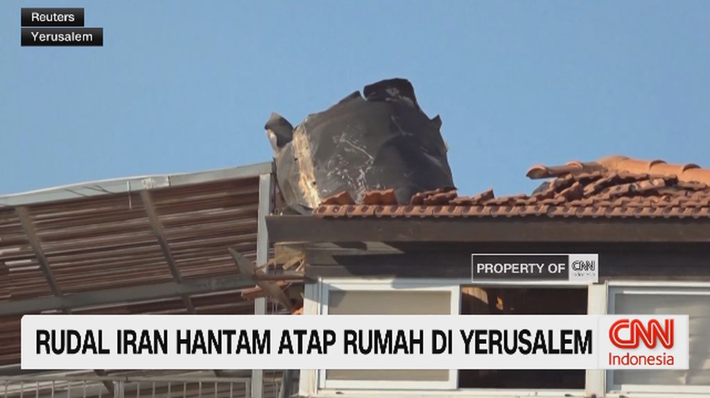 VIDEO: Rudal Iran Hantam Atap Rumah di Yerusalem