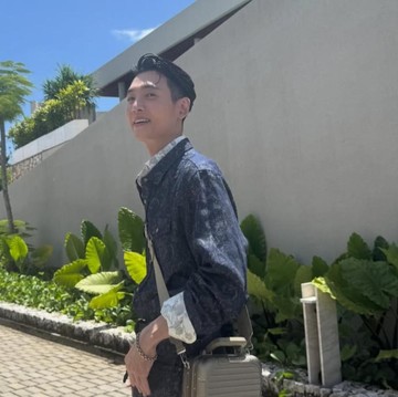 Jung Kyung Ho Bagikan Momen Menyenangkan di Bali untuk Pemotretan Terbaru
