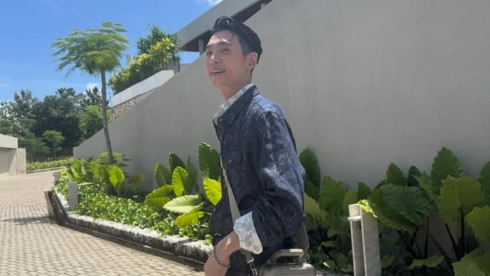 Jung Kyung Ho Bagikan Momen Menyenangkan di Bali untuk Pemotretan Terbaru