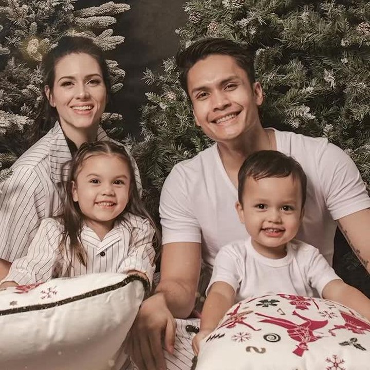 <p>Pada 19 Januari 2019, aktor Randy Pangalila menikah dengan bule asal Kanada bernama Chelsey Frank. Pada Maret 2021, Randy dan istri dikaruniai anak pertama, Blair Willow Pangalila. Pada Juni 2023, keduanya&nbsp;menyambut kelahiran anak kedua yang diberi nama Asher Griffin Pangalila. Randy menjalani kehidupan rumah tangga yang harmonis dengan istrinya. Melalui unggahan di Instagram,&nbsp;pasangan ini&nbsp;sering membagikan momen kebersamaan dengan kedua anak mereka.</p>