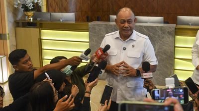 Kepala Badan Gizi Nasional (BGN) Dadan Hindayana usai bertemu dengan Jaksa Agung ST Burhanuddin di Gedung Kejaksaan Agung, Jakarta, Selasa (17/3/2026).