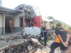 TNI-Polri Tangani Rumah Warga Sidoarjo Ambruk Diterjang Hujan Angin