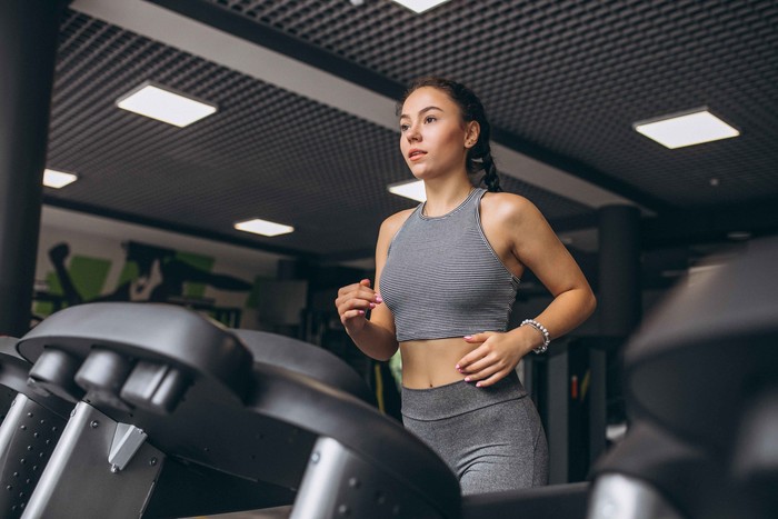 Rutin olahraga minimal 30 menit setiap harinya/ Foto: freepik.com/ Senivpetro