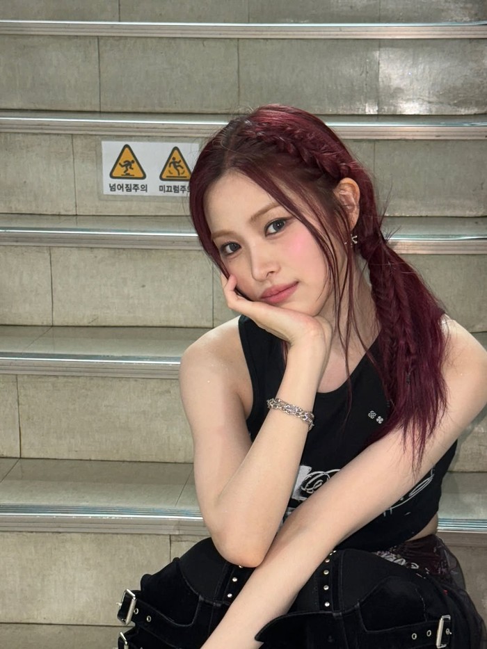 Ryujin ITZY memiliki aura cool dan percaya diri khas Aries. Karismanya membuat setiap penampilannya terlihat powerful dan berkesan./ Foto: instagram.com/iamfinethankyouandryu