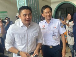 Seskab Cek Kereta Kerakyatan-Sapa Pemudik di Stasiun Pasar Senen