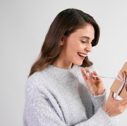 Suka Banget Dikasih Kado! Ini Zodiak dengan Love Language Receiving Gift