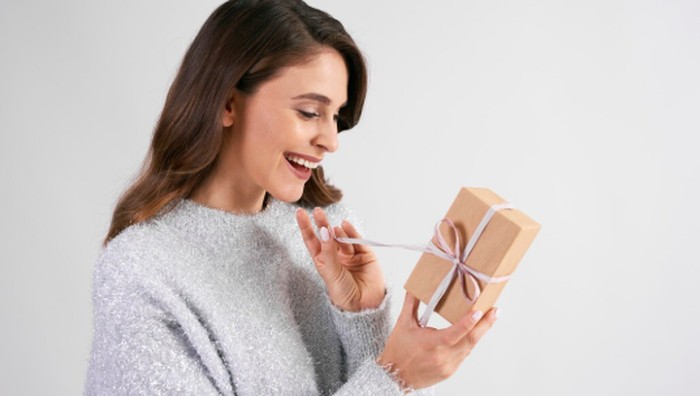 Suka Banget Dikasih Kado! Ini Zodiak dengan Love Language Receiving Gift