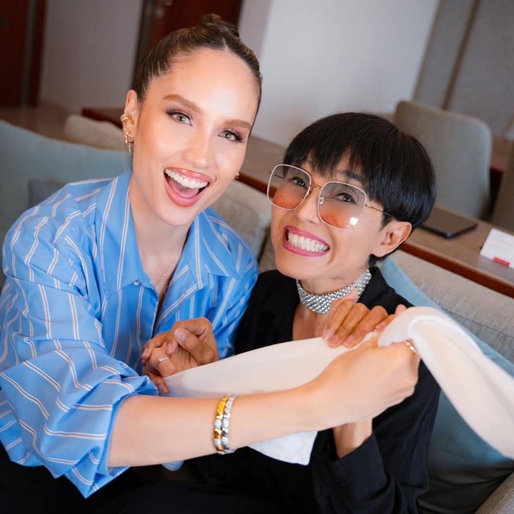 <p>Bunda pastinya sudah tidak asing lagi dengan artis cantik yang satu ini, bukan? Belum lama ini, Cinta Laura kembali menjadi sorotan publik setelah memberikan <em>surprise</em>&nbsp;untuk sang ibunda sebagai hadiah Idul Fitri. (Foto: Instagram @claurakiehl / @herdianak)</p>