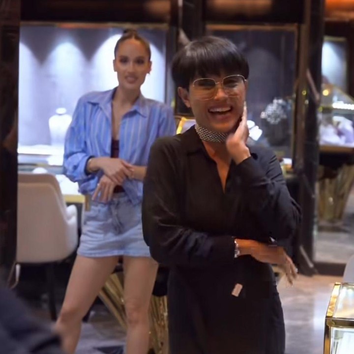 <p>Setelah cukup lama memilih, sang ibunda akhirnya jatuh hati pada sebuah cincin berbentuk<em> pear shape</em> atau menyerupai tetes air mata. Ia pun langsung mencoba cincin tersebut di jarinya. "Aku berharap kamu bahagia, mama," kata Cinta. (Foto: Instagram @claurakiehl / @herdianak)</p>