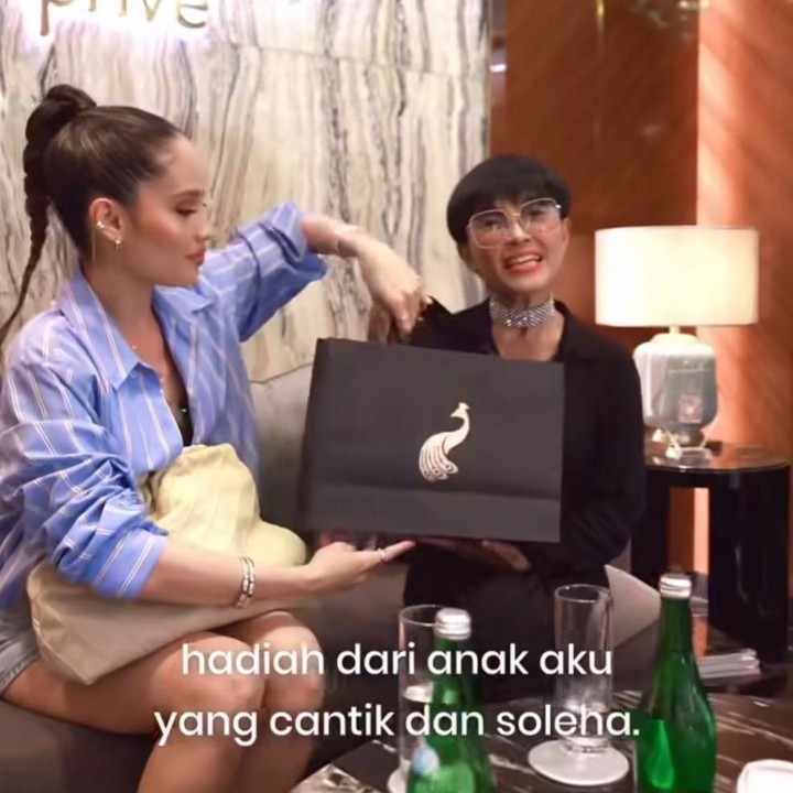 <p>Usai menerima hadiah dari putrinya, ibunda Cinta terlihat sangat bahagia dan mengungkapkan rasa syukurnya. Ia pun menyampaikan ucapan terima kasih serta doa untuk sang putri. "Hadiah dari anak aku yang cantik dan soleha. Cinta terima kasih banyak. "Aku sayang sama kamu, aku bangga sama kamu, dan semoga Tuhan selalu memberkati kamu," kata Cinta. (Foto: Instagram @claurakiehl / @herdianak)</p>